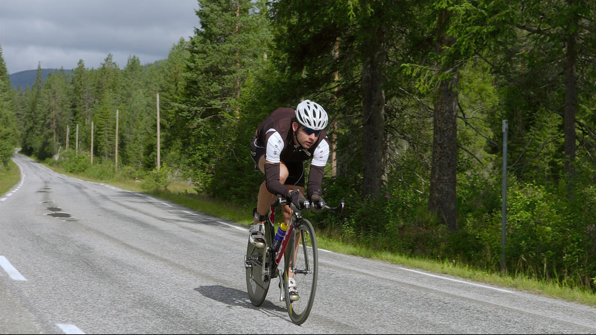 德甲联赛激战正酣，拜仁慕尼黑紧追勒沃库森，争冠悬念再起