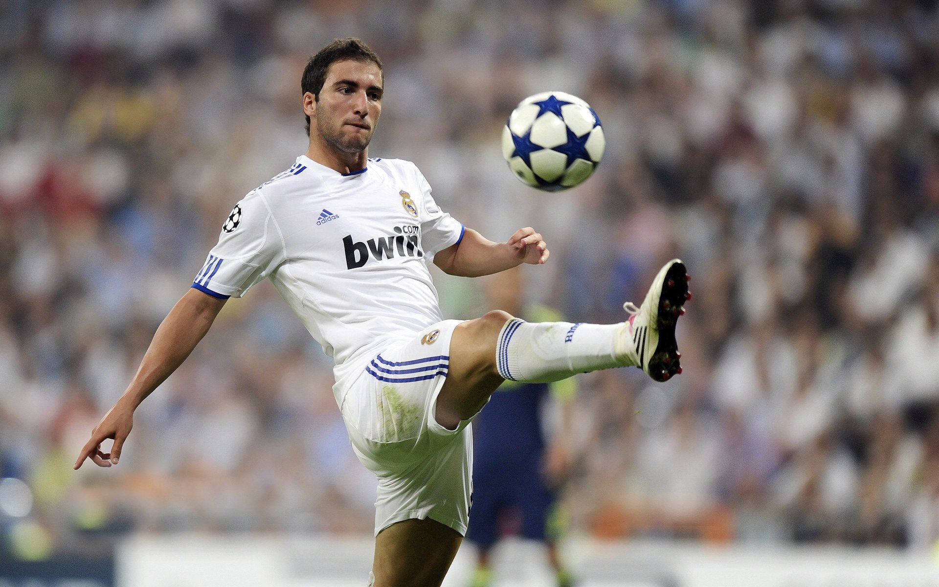 NBA总决赛激战正酣 勇士与凯尔特人上演巅峰对决